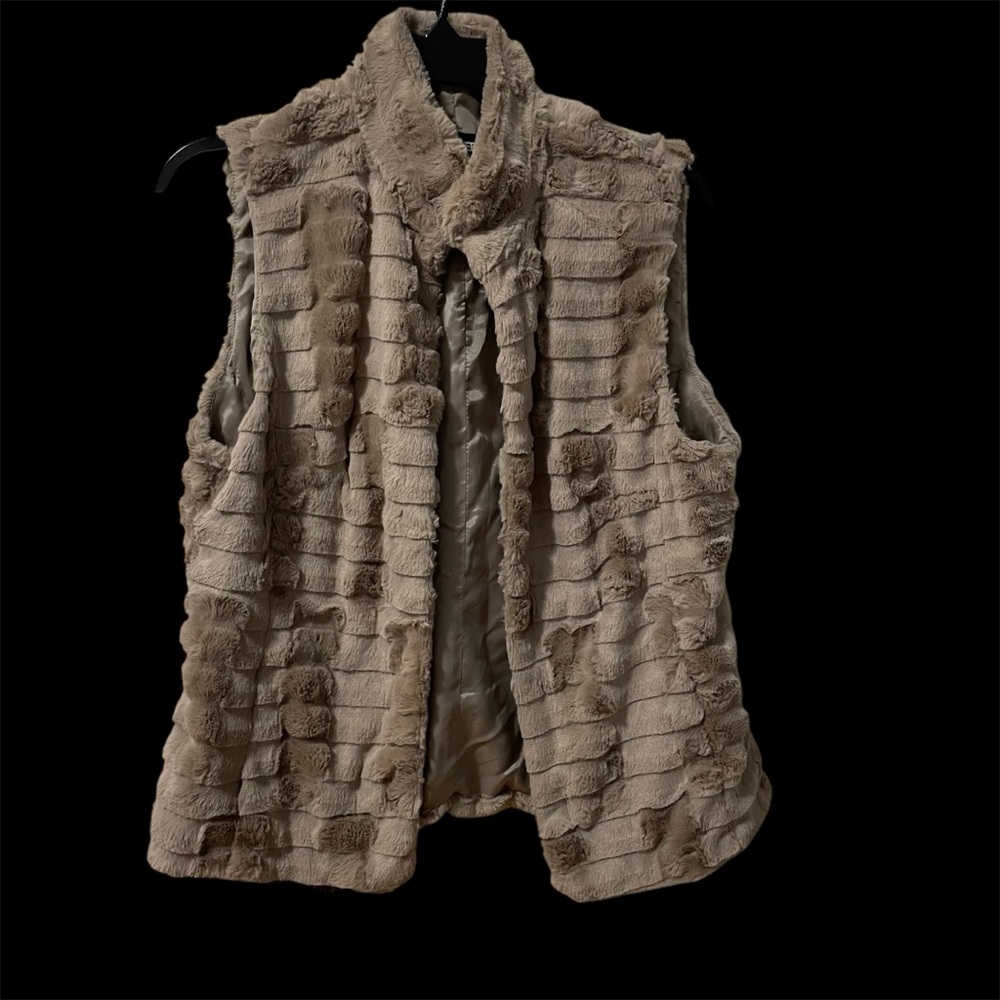 Vest GERRY WEBER Faux Fur Size M Very Soft Beige Hook Clasp